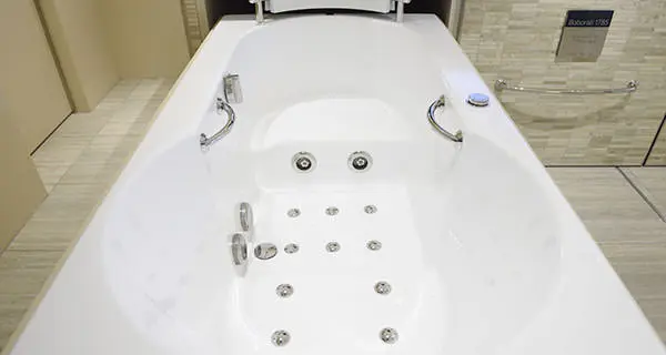 熟練の手作業で成形する美しくも繊細な高級バスタブ