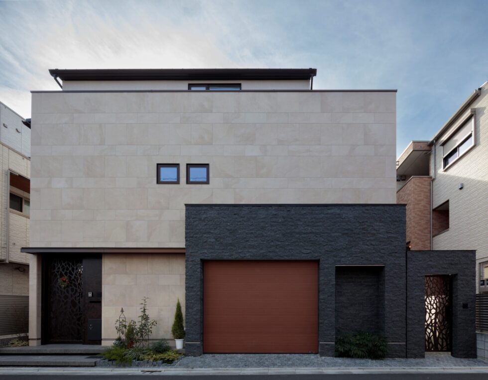 天然石の重厚感とスクエアなフォルムがモダンな都市型住宅