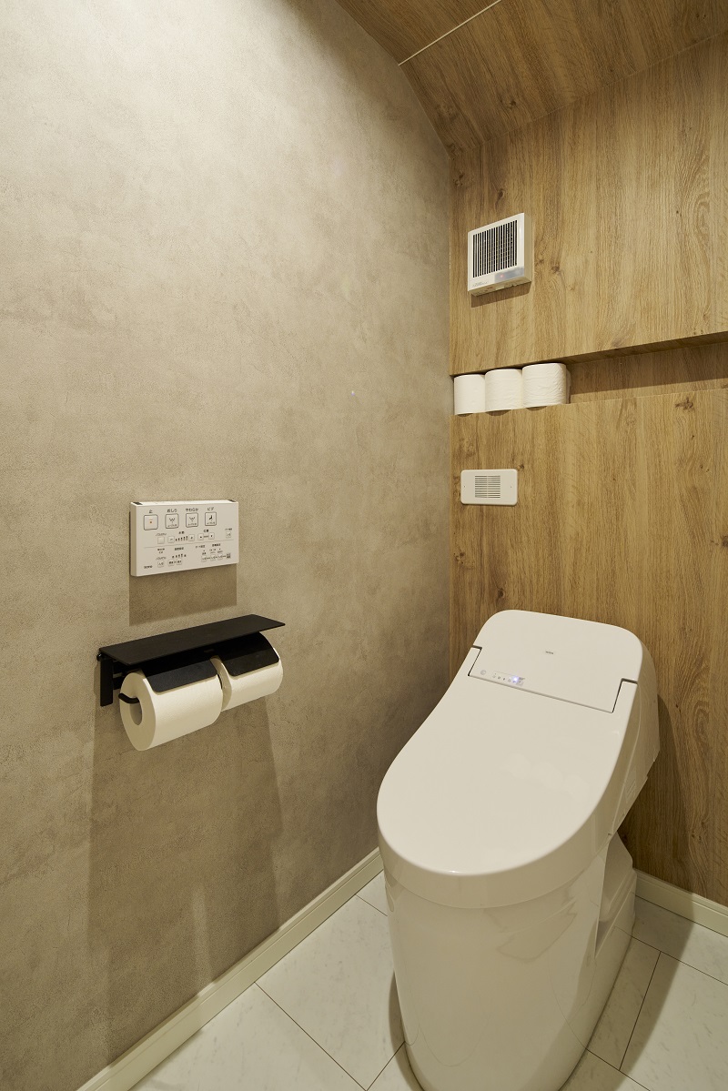 木質間のある壁のトイレ