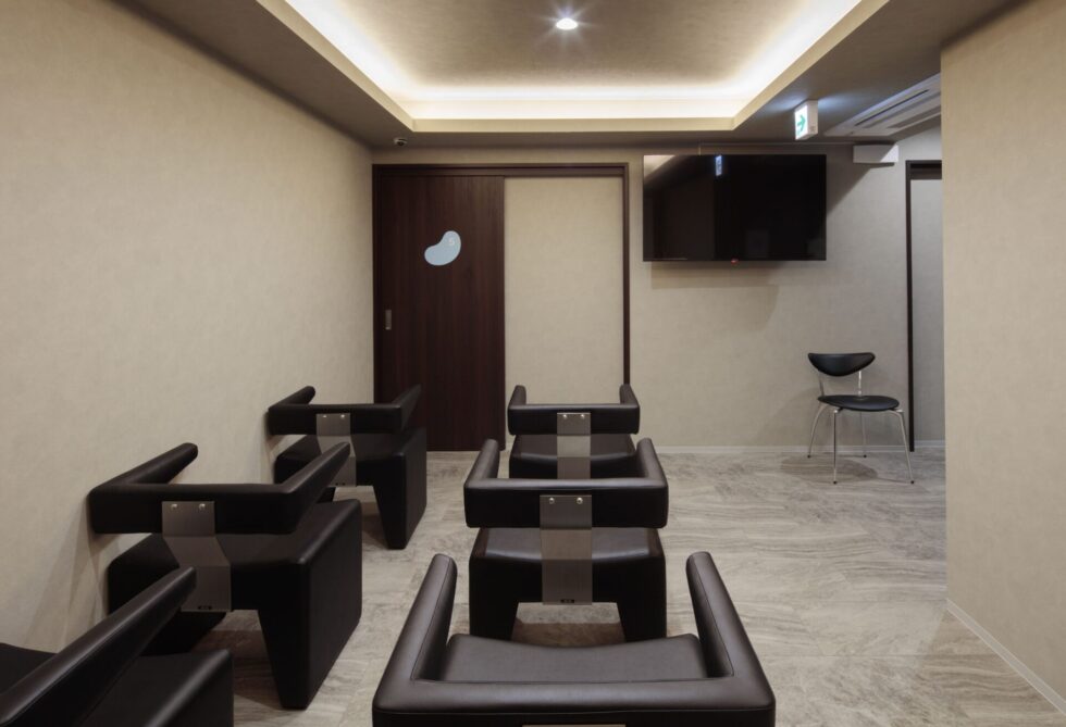 柔らかい光とダークブラウンの色合いが、落ち着きを感じさせる待合室