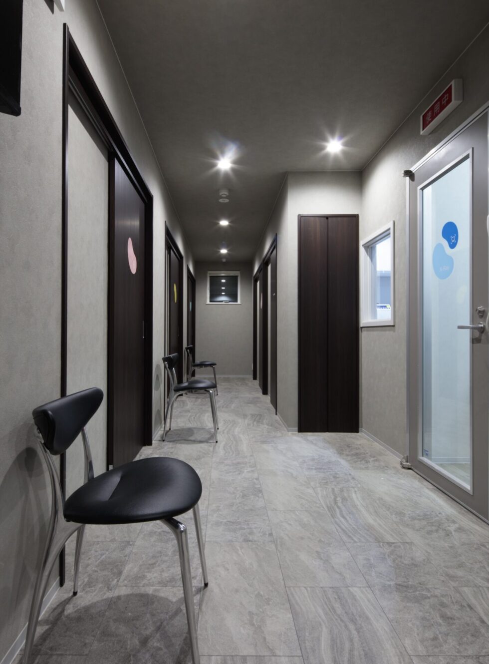 ホテルライクな上質な雰囲気の廊下