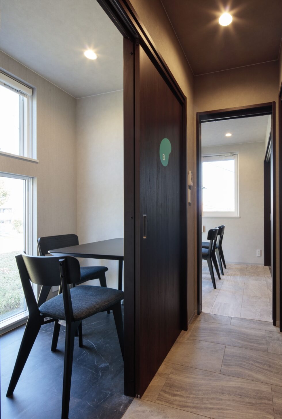 プライバシーが守られる個室のカウンセリングルーム