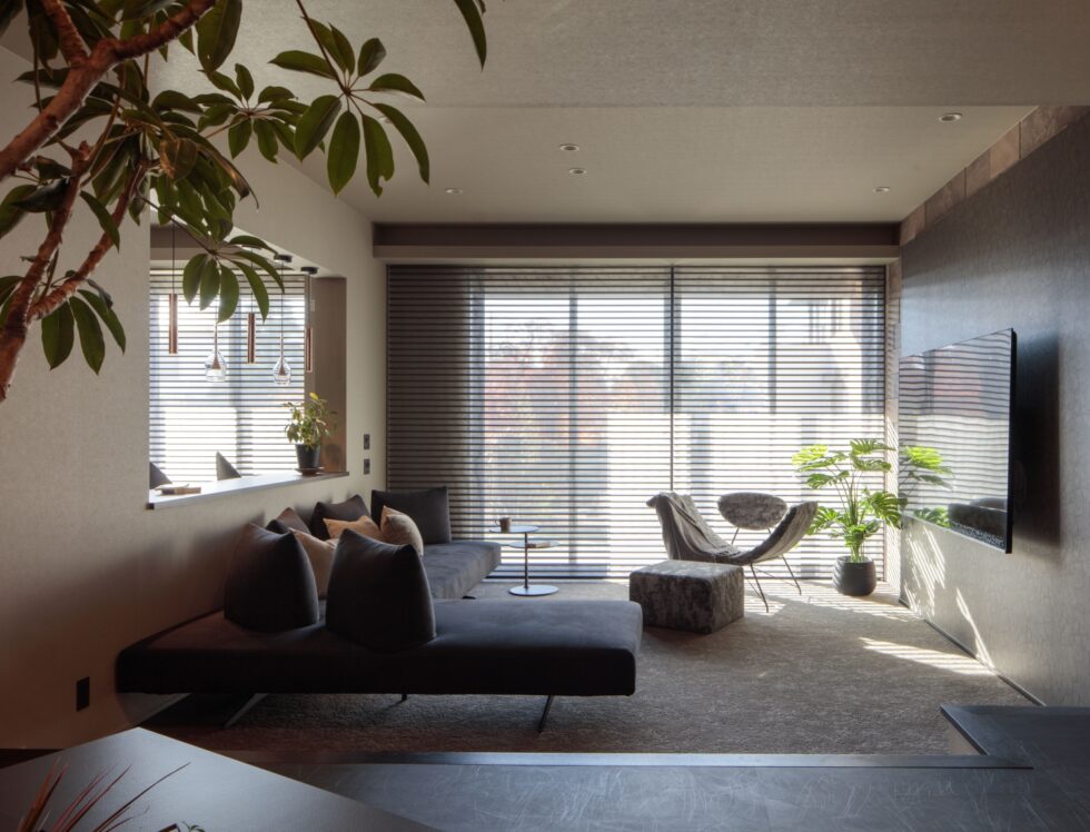 大開口の窓から庭へとフラットにつながるように設計された、開放感あふれるステップダウンリビング。