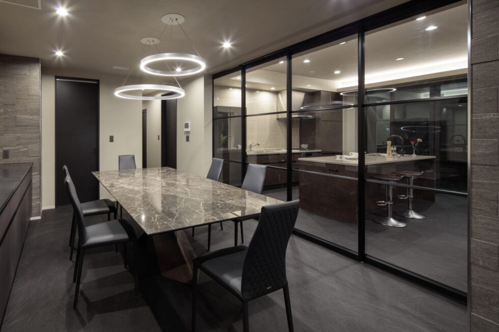 大きなガラス戸が醸し出す、洗練されたデザインのダイニング