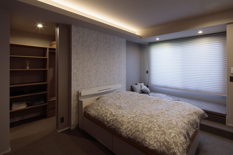 照明も美しい高級感あるベッドルーム