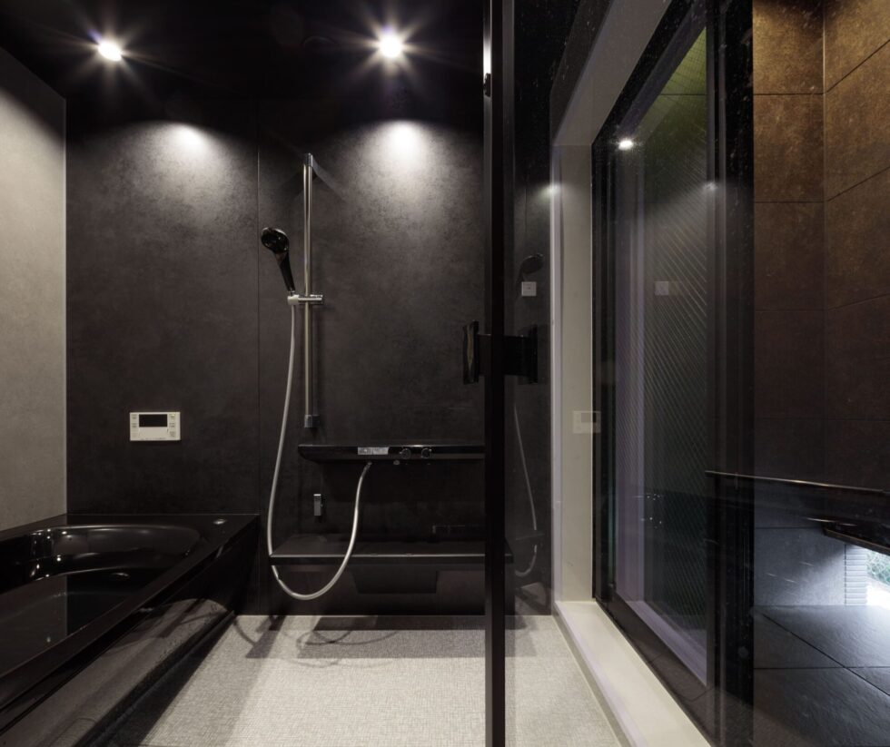 ラグジュアリーなモノトーンのバスルーム