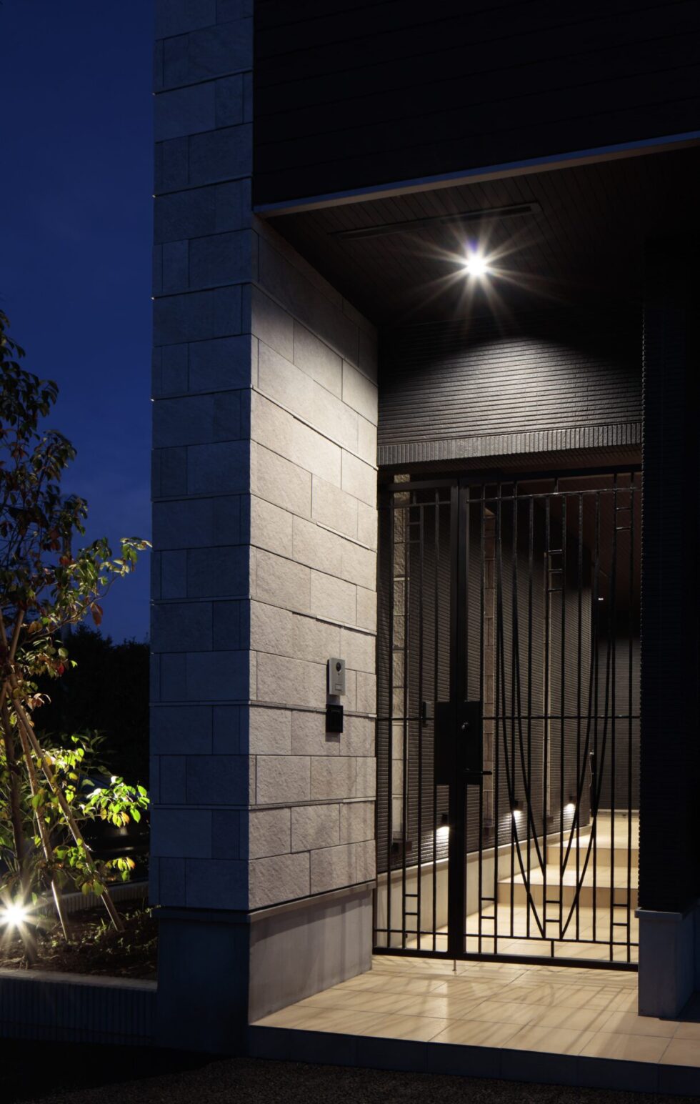 ロートアイアンの門扉が美しいエントランス