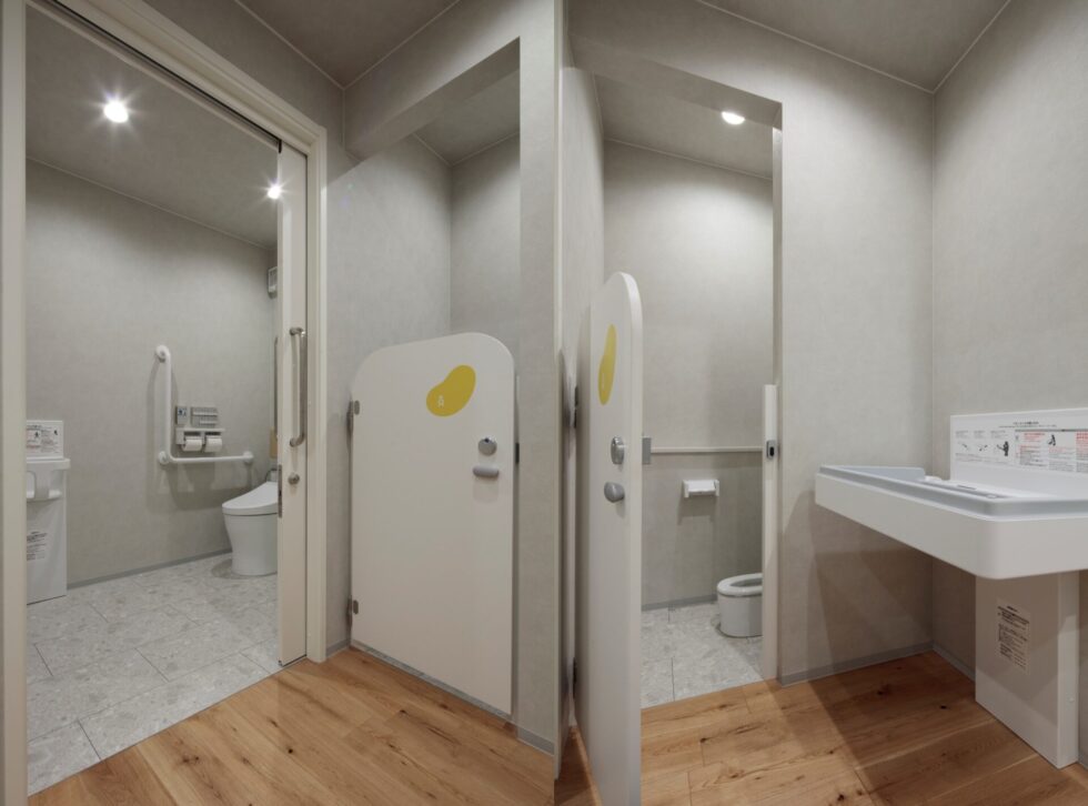 バリアフリーはもちろん、お子様連れの方へも配慮したトイレ