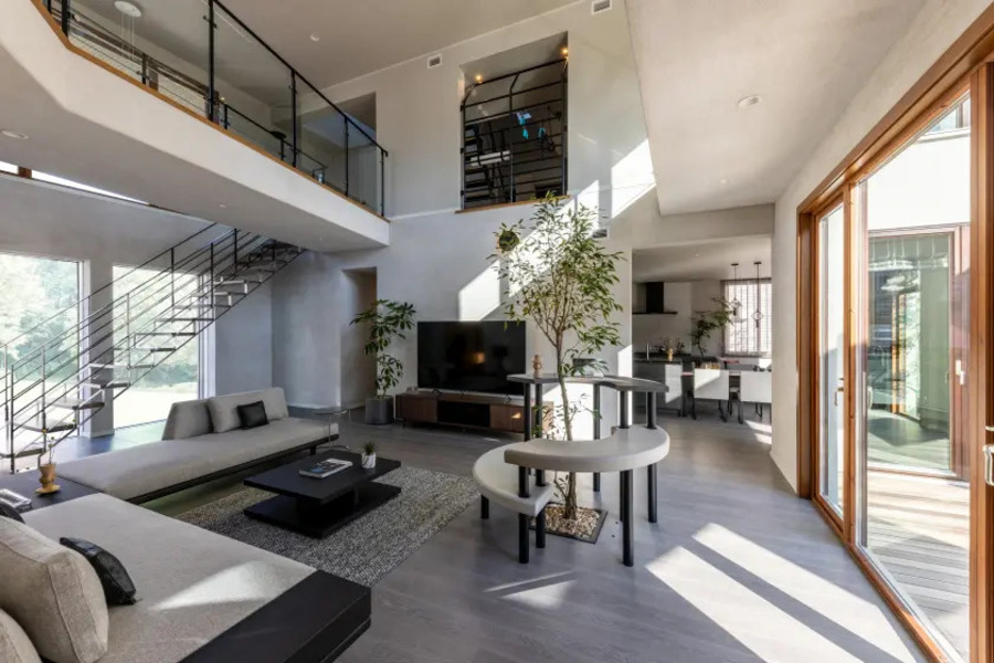 さいたま新都心ホームギャラリーの開放的な吹き抜け空間