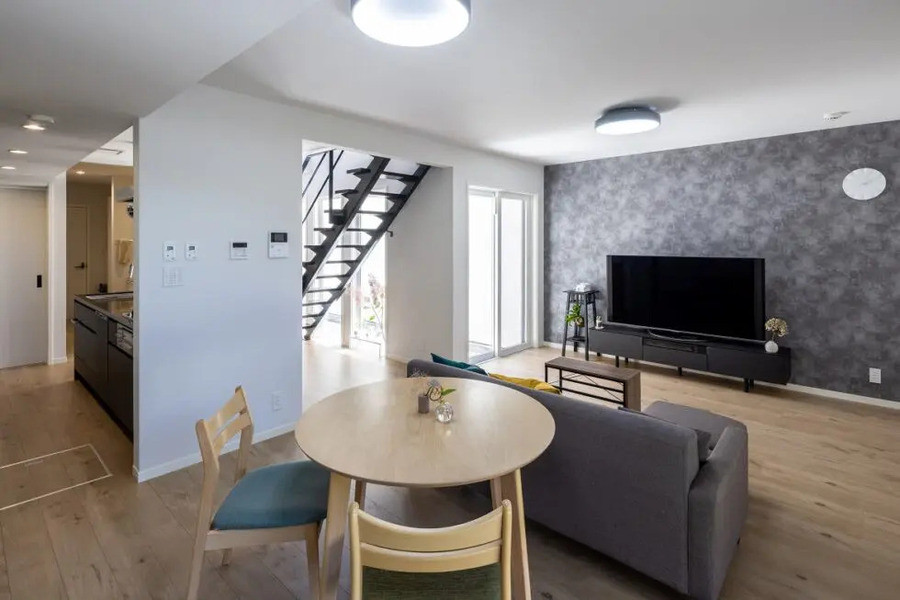 中庭を眺められる大きな窓を設置したリビングダイニング