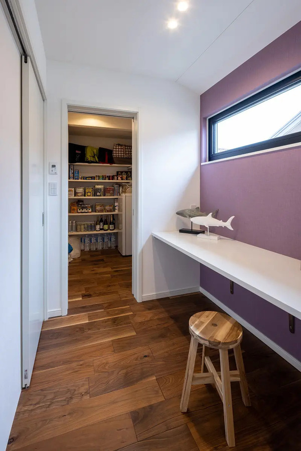 多目的に使えるユーティリティコーナーに隣接するパントリー