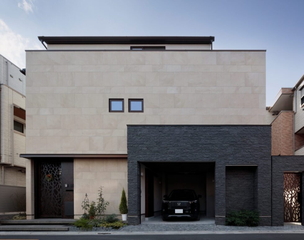 アルハンブラ宮殿をモデルとした、水平ラインが美しい外観