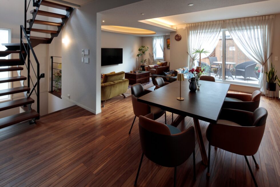 洗練された家具が上質な空間を演出するダイニング