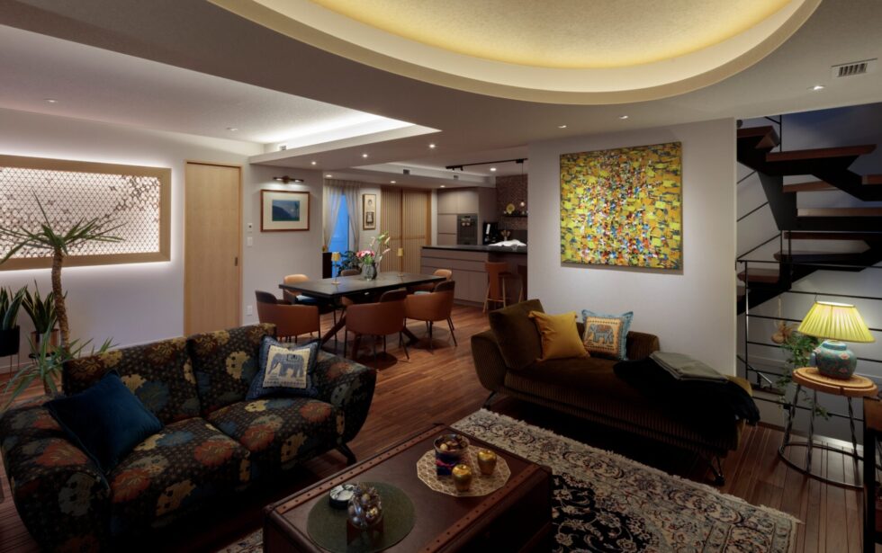 広々としたダイニング。個性豊かなインテリアと照明の演出で、調和のある空間を実現。