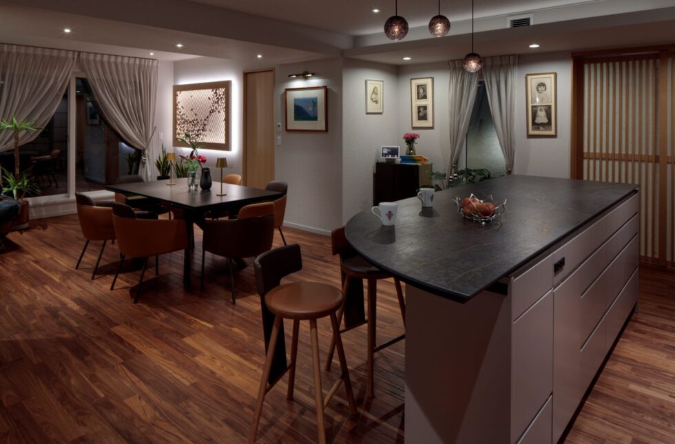 アールを描く薄い天板とザイルストーンの質感。継ぎ目のない仕上げが際立つ特別なキッチン