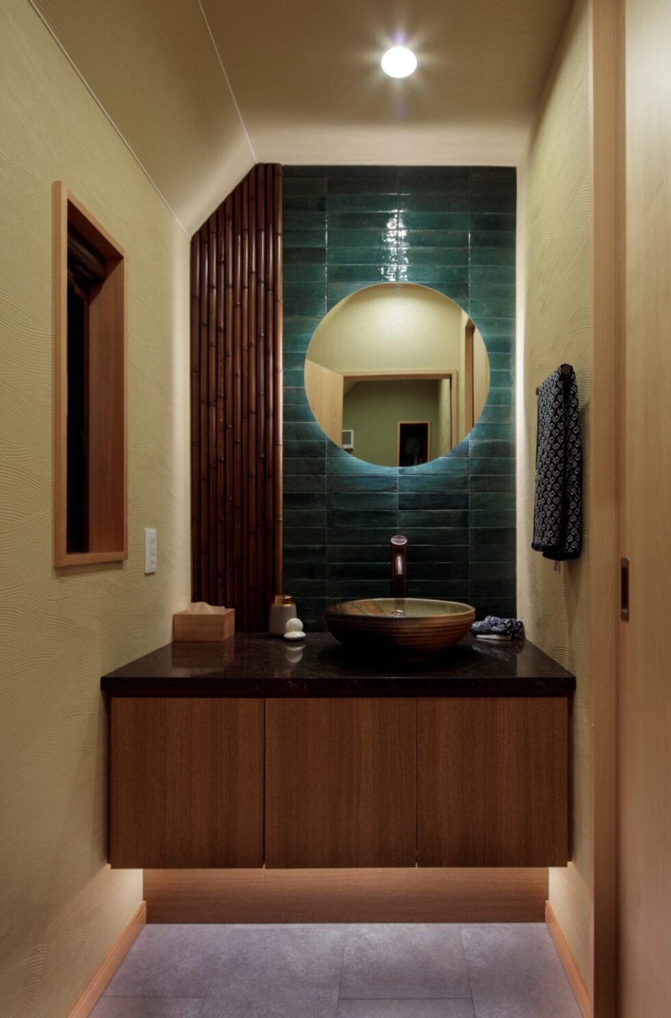 ブルーのタイルと竹材が織りなす、地中海と和の調和を感じるホテルライクな洗面