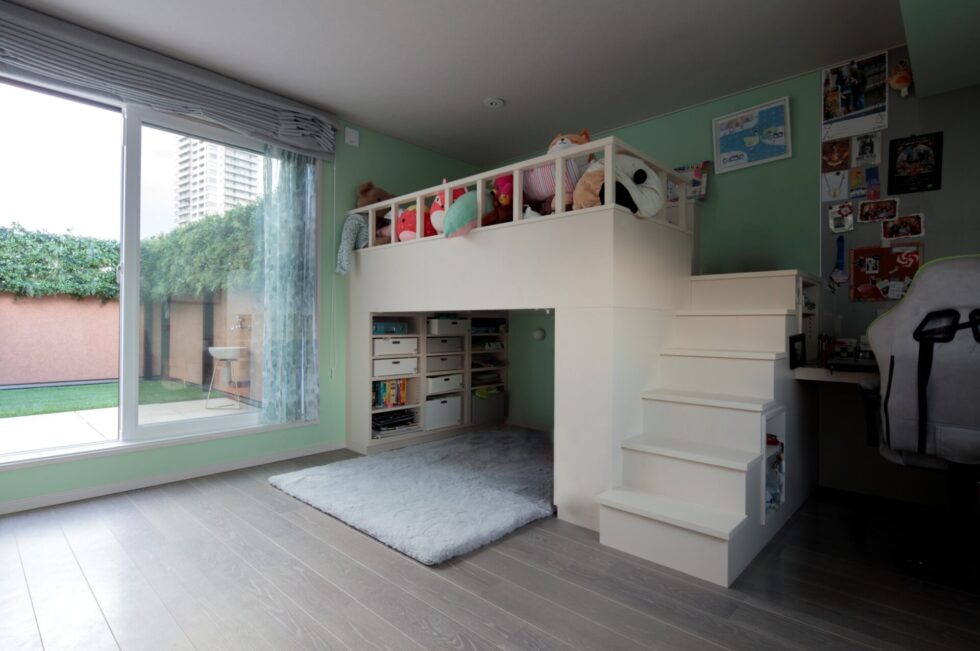 ライムグリーンの壁紙と大きな窓が映える子供部屋