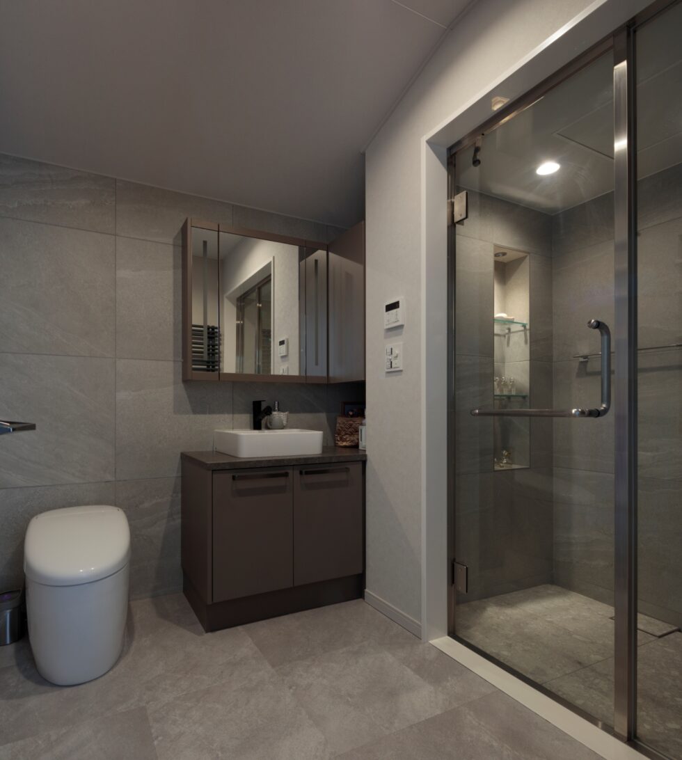 白を基調に質感で変化をつけたトイレ