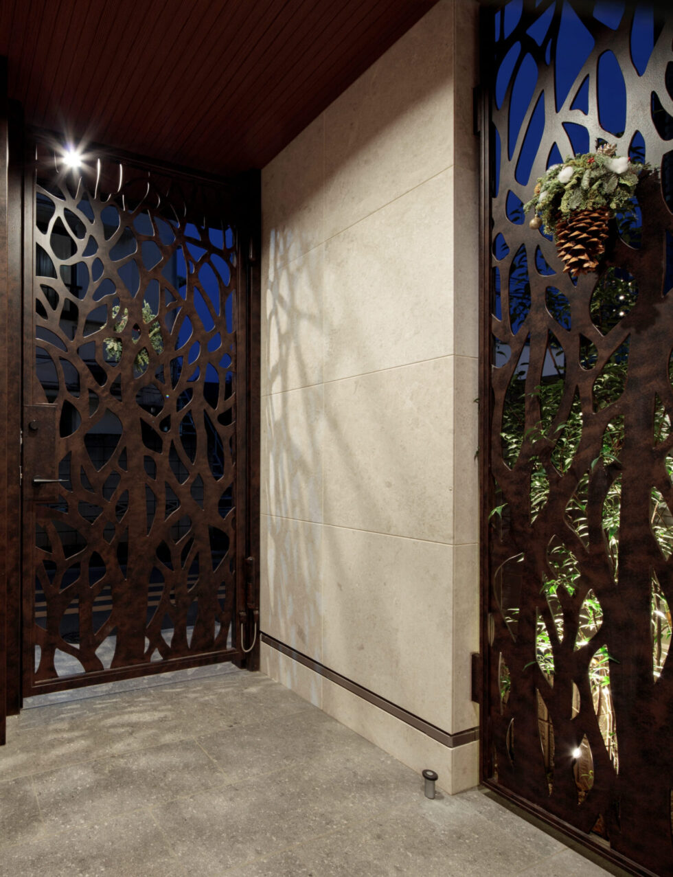 外観とのギャップをつけたこだわりの門扉