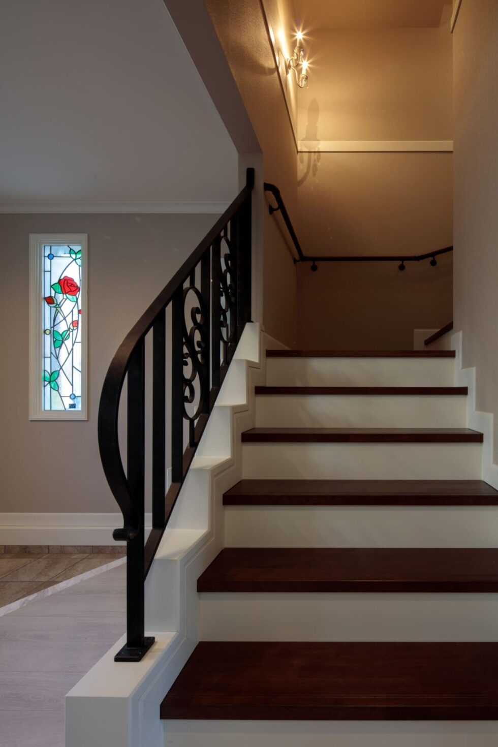 ロートアイアンの手すりが美しい階段