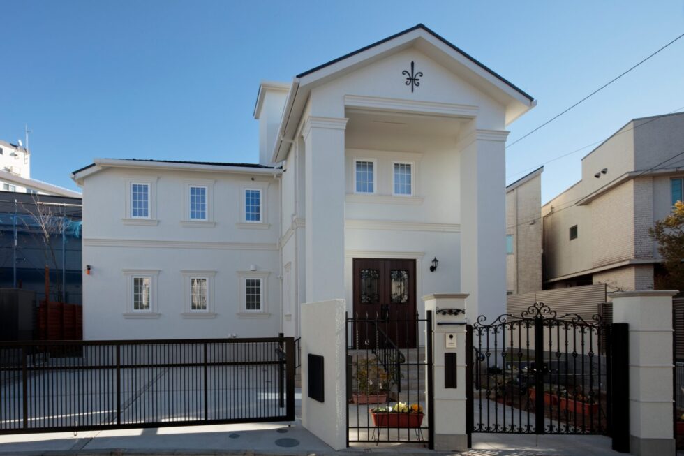 妻飾りがアクセントの、優雅な外観