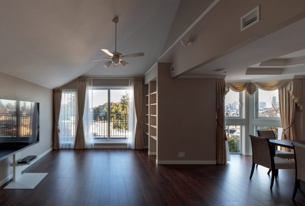 窓からの景色が映えるリビング