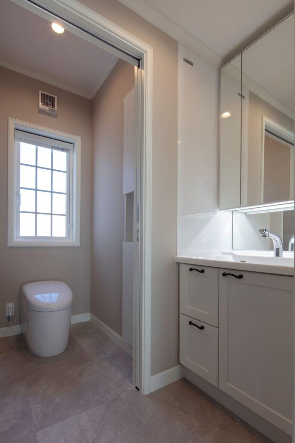 格子窓がアクセントの空間