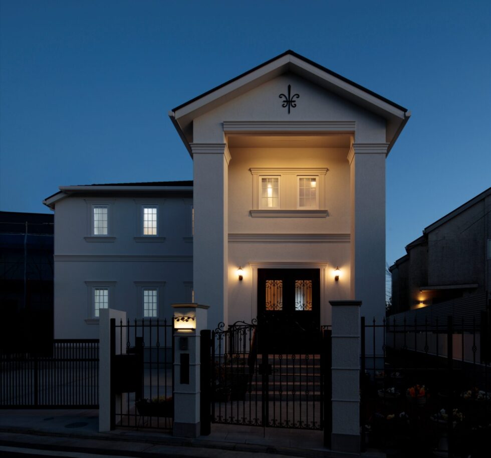 邸宅への入り口には、クラシカルなロートアイアンの門扉を設置。門扉から玄関までの階段は、素材やラインにまでこだわり、まるで城へと続くアプローチのような趣を演出しています。