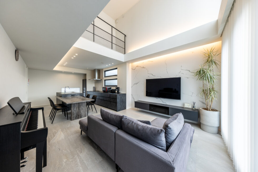 吹き抜けが心地よい明るいリビング