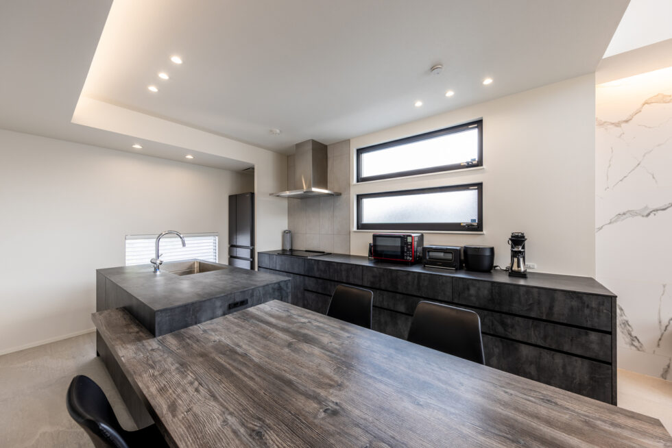 グレートーンで統一された、モダンな2列型キッチン