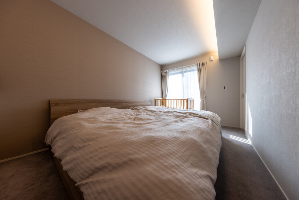 やわらかな光に包まれる寝室