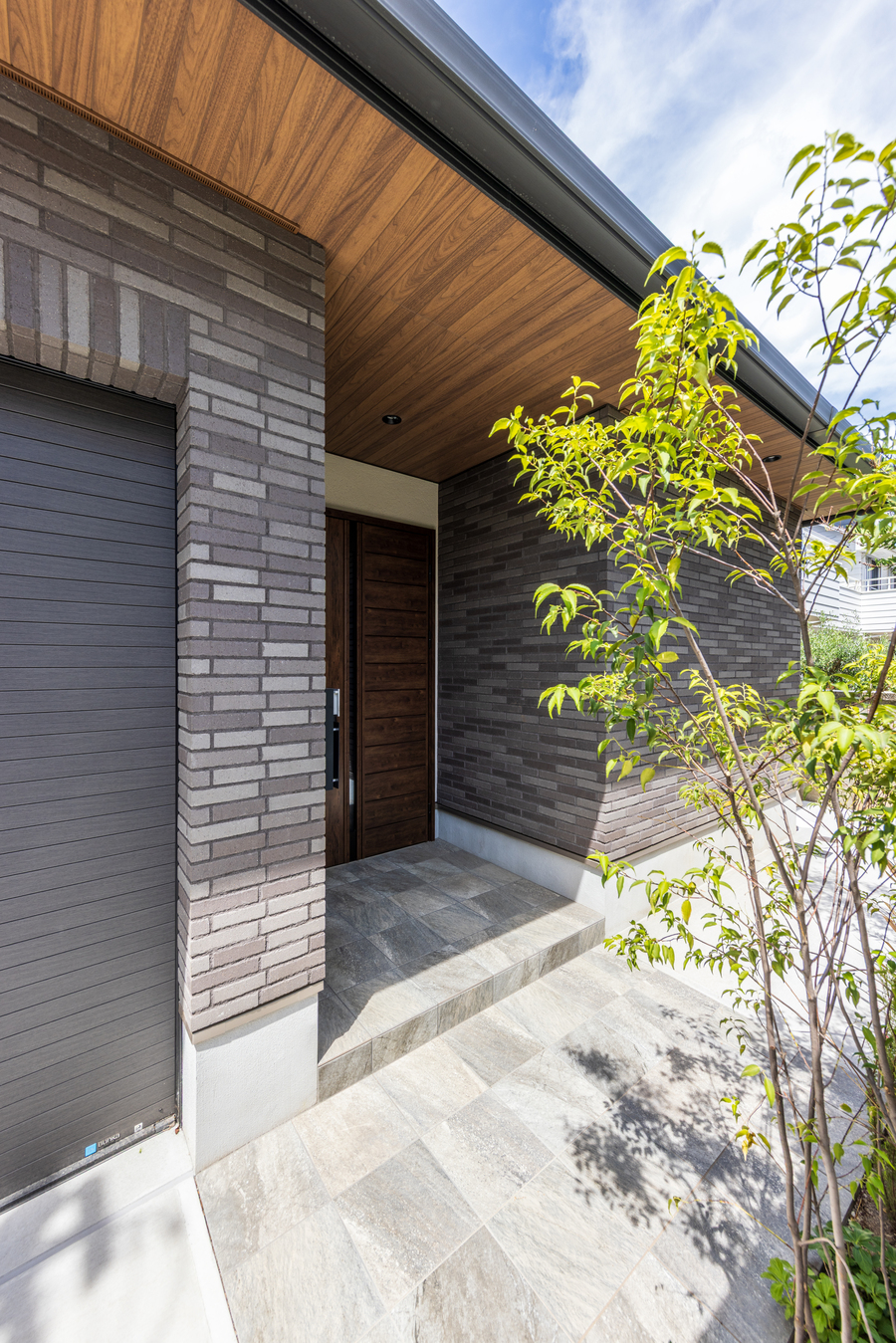 落ち着いた雰囲気で迎えるエントランス