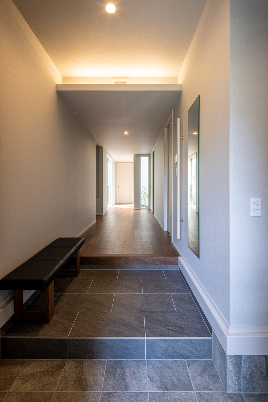 奥行きを感じる開放的な玄関ホール