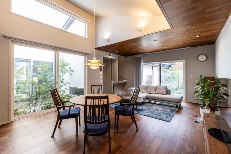 やわらかな光と緑が寄り添う食卓