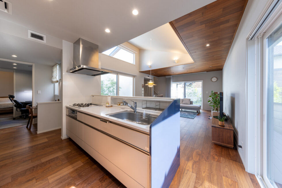 景色を楽しめる明るいキッチン