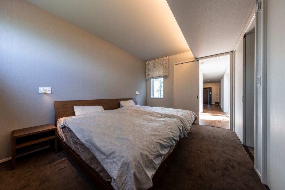 一日の疲れを癒す静かな寝室