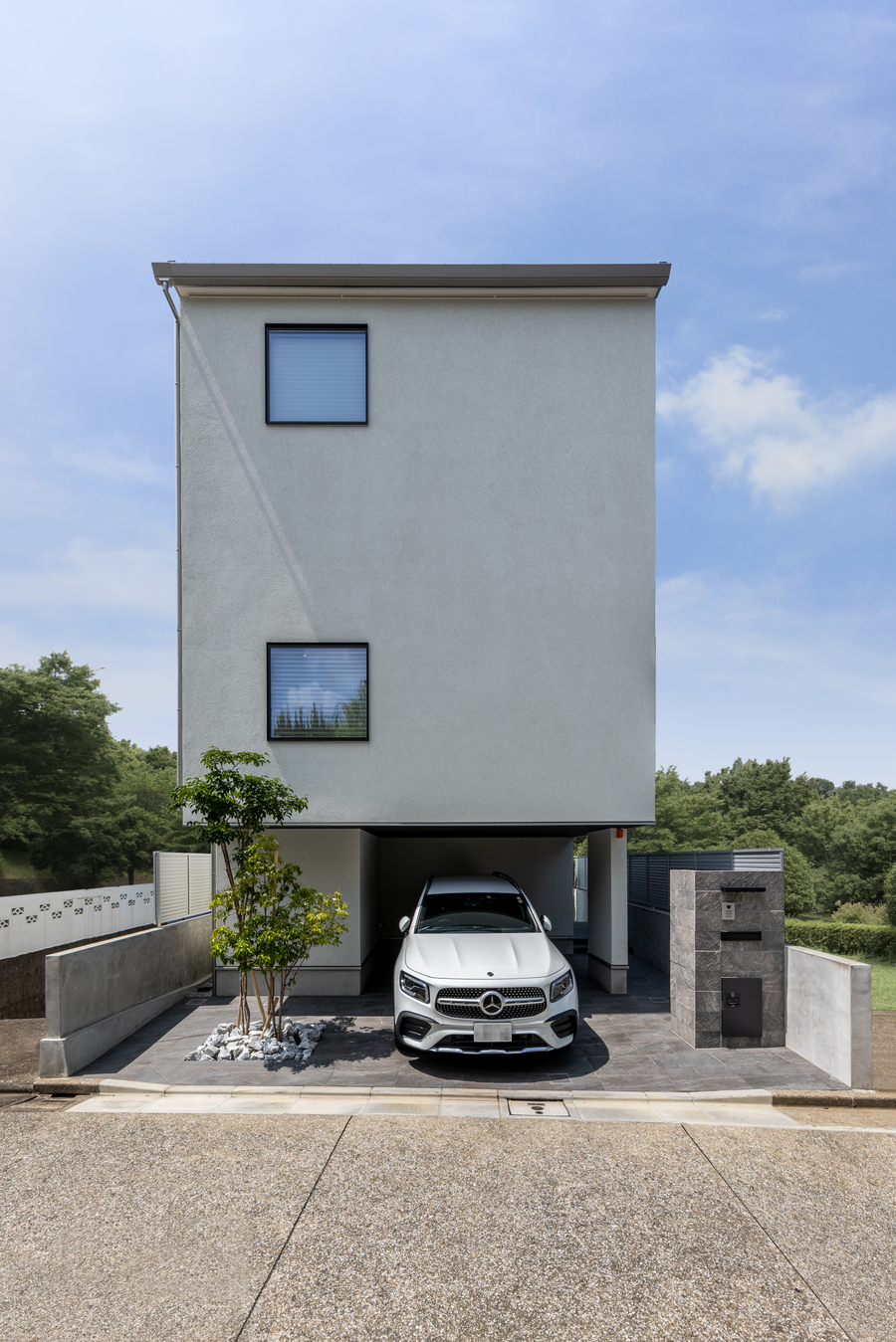 直線美が際立つ、スタイリッシュな外観