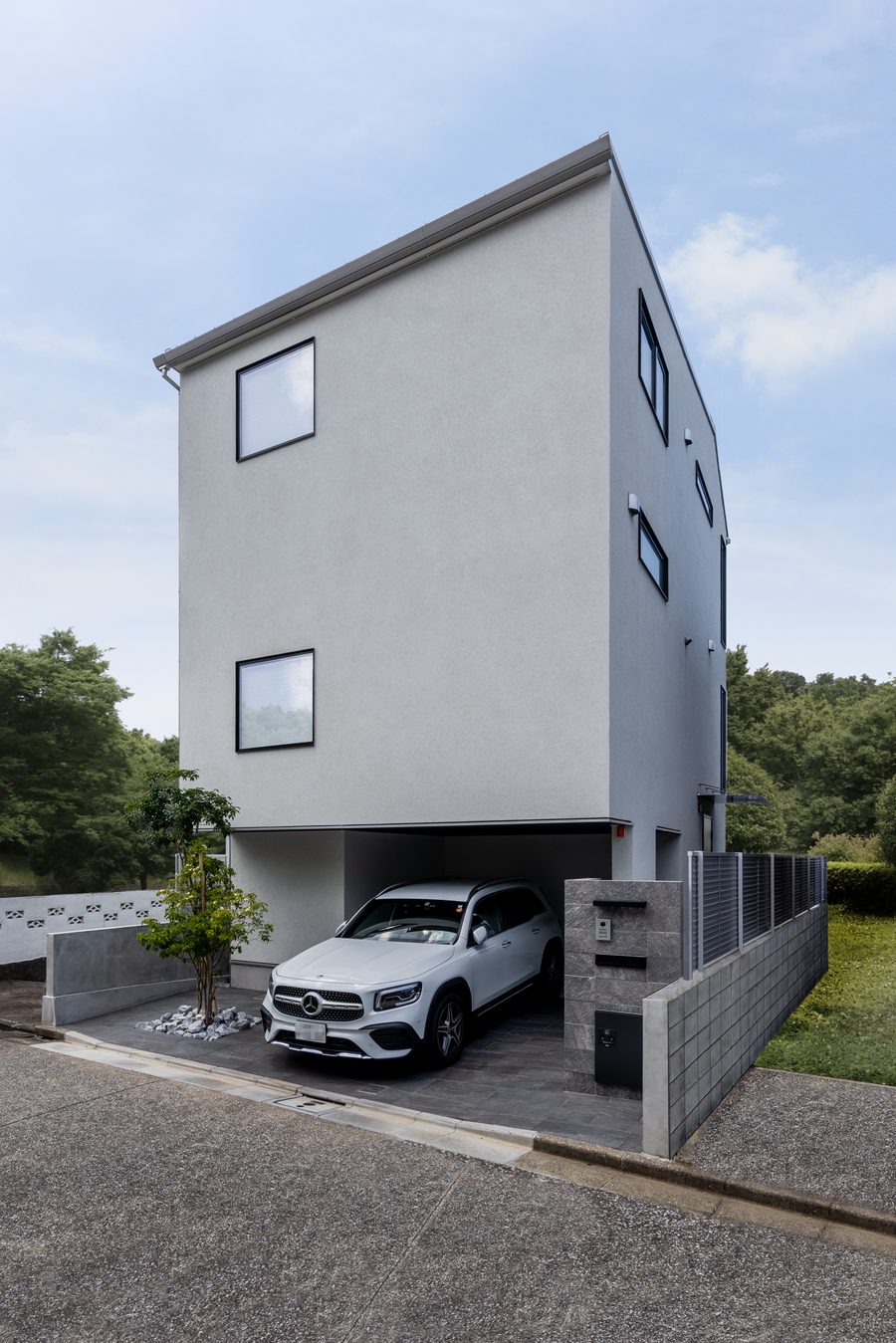 直線美が際立つ、スタイリッシュな外観