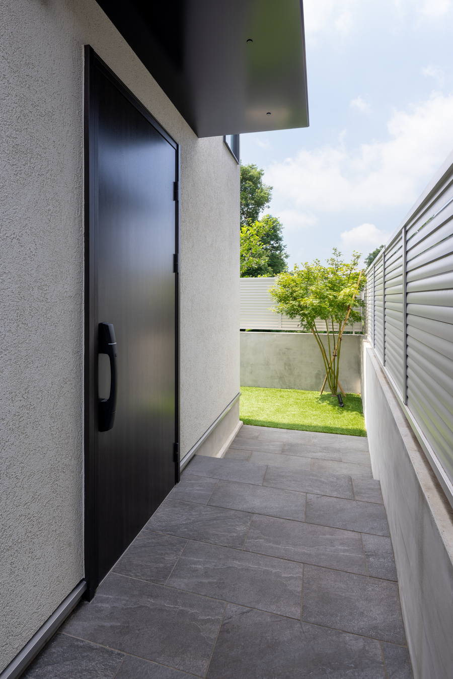 外部と室内をやわらかくつなぐアプローチ