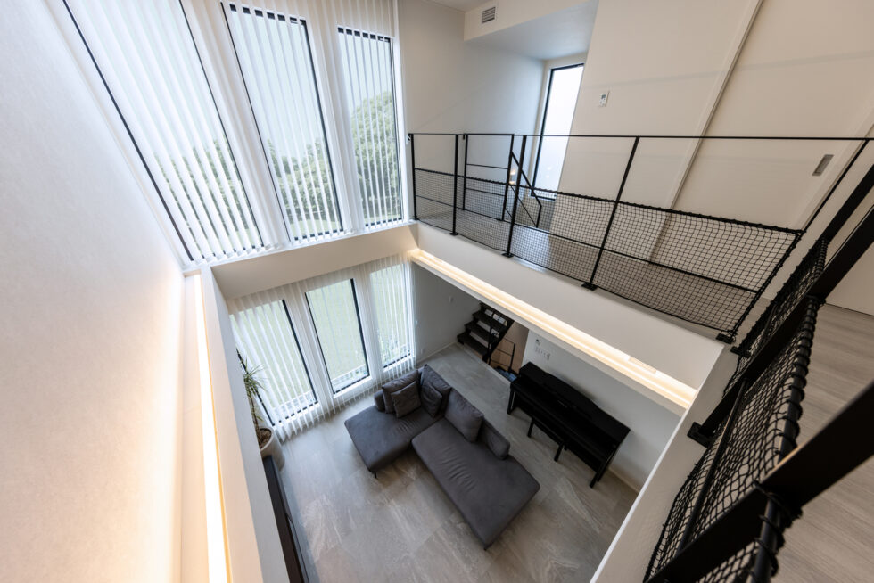 光が広がる開放的な吹き抜け