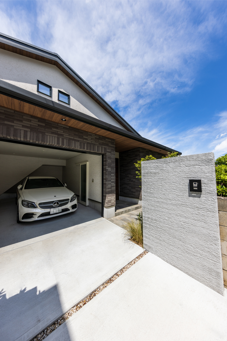 素材が引き立つ上質なファサード（ビルトインガレージ）