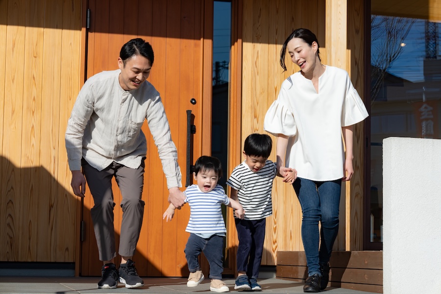 外出する4人家族